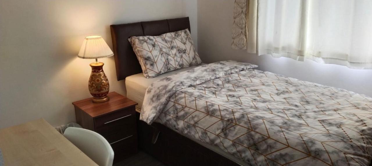 White House Ensuite Double Bedroom Warrington  Exterior photo